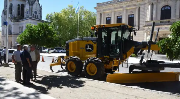Agro y Negocios. Tandil suma una nueva motoniveladora para caminos rurales