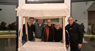 Artesanos de Lobería recibieron nuevos stands para ferias y eventos