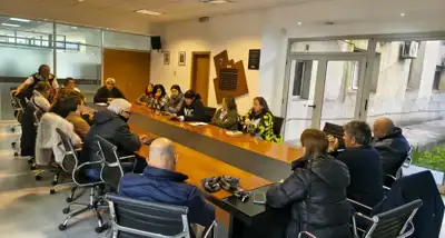 Autoridades y vecinos acuerdan un plan para los perros callejeros del centro