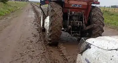 Controlan tractor en el paraje La Esperanza por circular en camino recién reparado