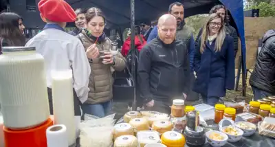 El Intendente Wischnivetzky recorrió la Expo Agraria 2026 de la Escuela Nicanor Ezeyza