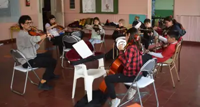 Entregaron instrumentos a niños de la Orquesta Escuela en Laguna Brava