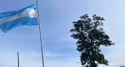 Inauguraron un mástil en Pieres y realizaron el primer izamiento de la Bandera Nacional