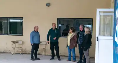 Intendente Wischnivetzky inspecciona nuevas aulas y galería en la Escuela Nº2