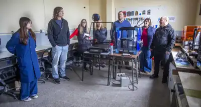 Intendente Wischnivetzky inspecciona obras en escuelas de Mar Chiquita