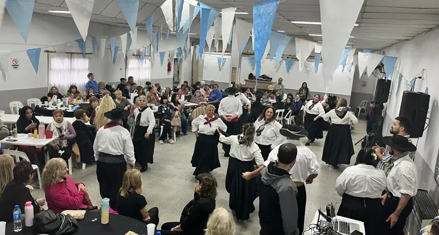 Noticias de Necochea — Jubilados celebran el Día del Amigo con encuentro y baile en Necochea