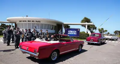 Más de 7.000 visitantes recorren exposición de autos clásicos en la Base Naval