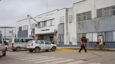 Necochea - Municipalidad de Necochea pinta y repara la fachada del Hospital Ferreyra