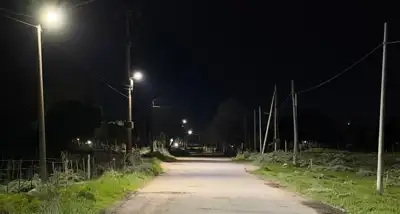 Municipio instala 50 luminarias LED en barrios sin alumbrado de Quequén