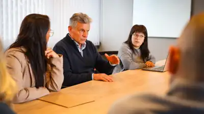 Pulti apuntó contra Montenegro tras su regreso a la intendencia