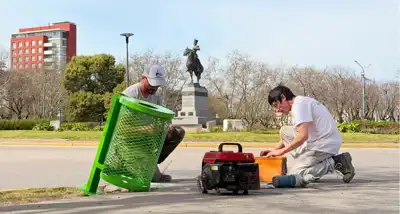 Renuevan 50 cestos de basura en el microcentro y la Plaza Dardo Rocha